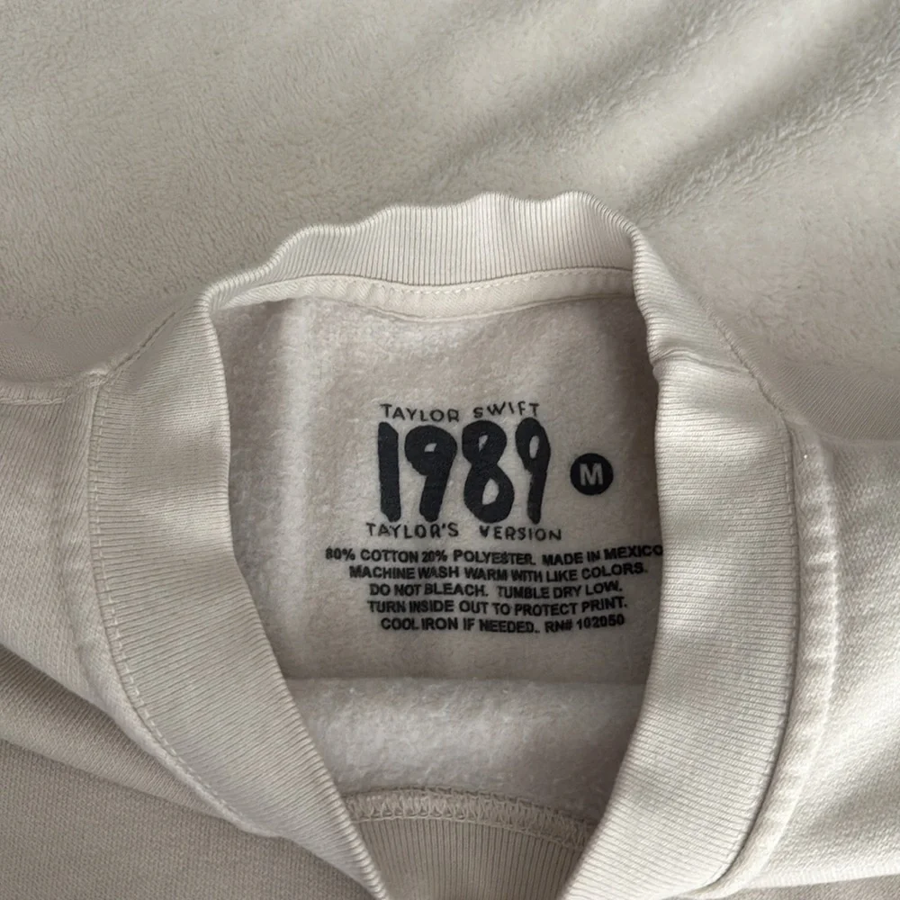 Taylor Swift TV 1989 Sweatshirt - Picture 3 of 5